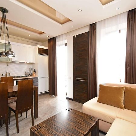 Galaxy Inn Luxury Hostel In Center 耶烈万 外观 照片