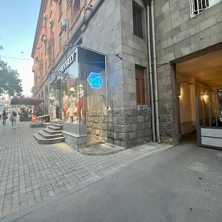 Galaxy Inn Luxury Hostel In Center 耶烈万 外观 照片