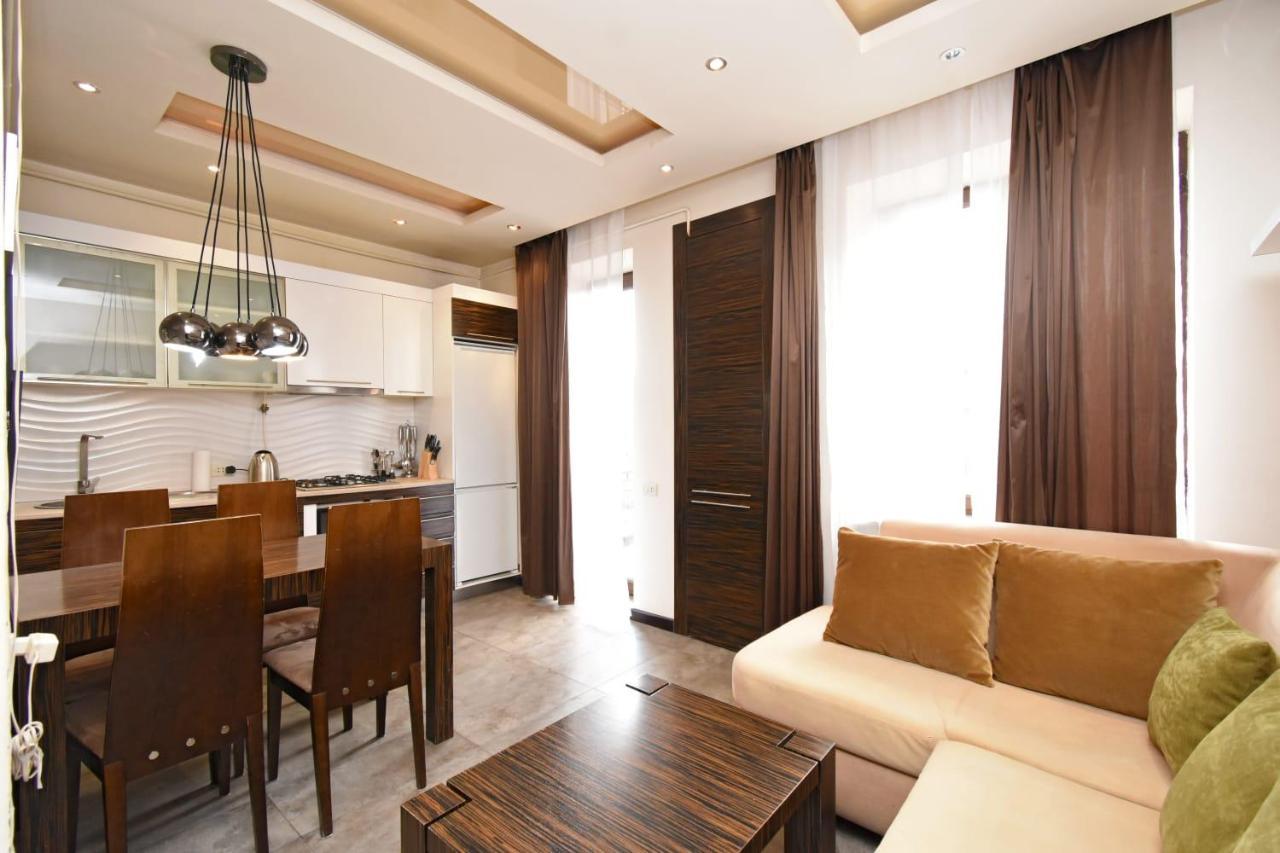 Galaxy Inn Luxury Hostel In Center 耶烈万 外观 照片