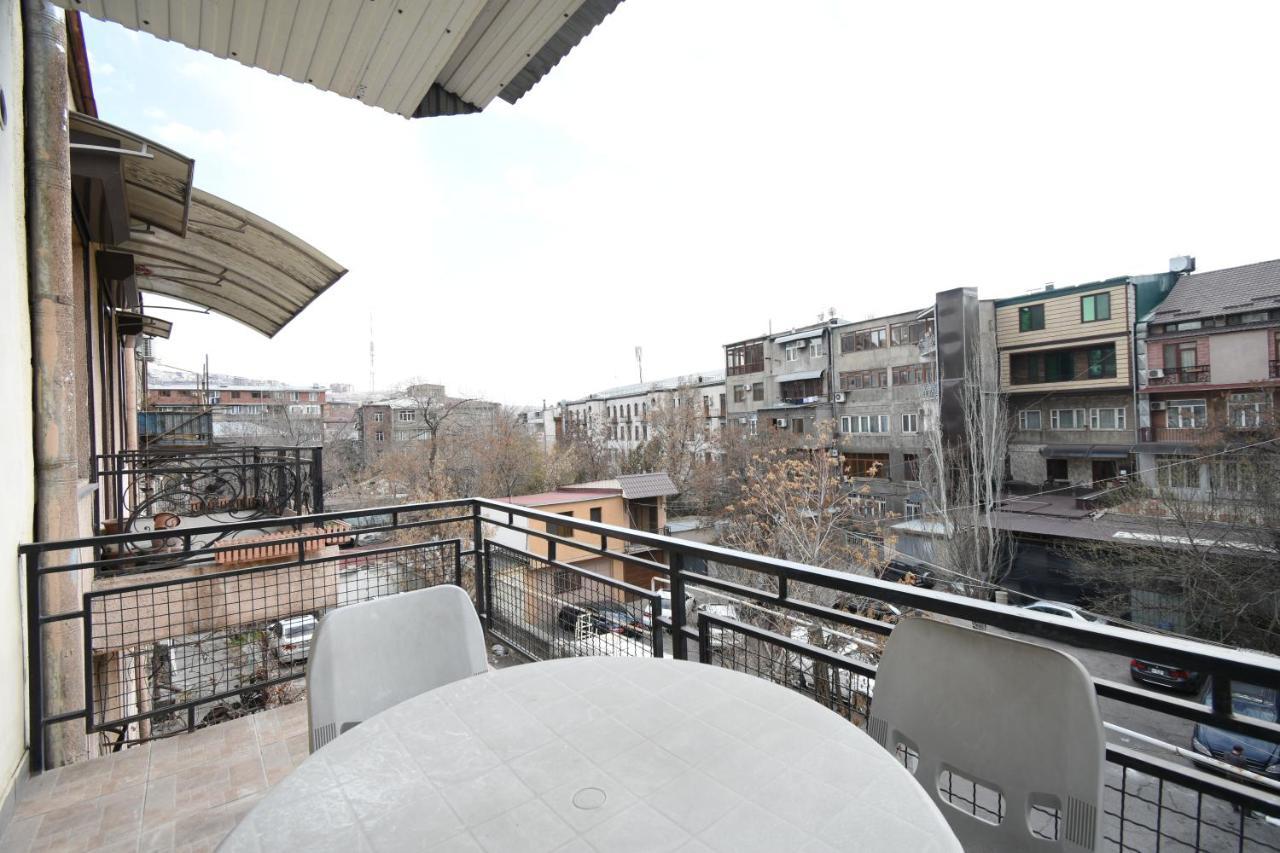 Galaxy Inn Luxury Hostel In Center 耶烈万 外观 照片