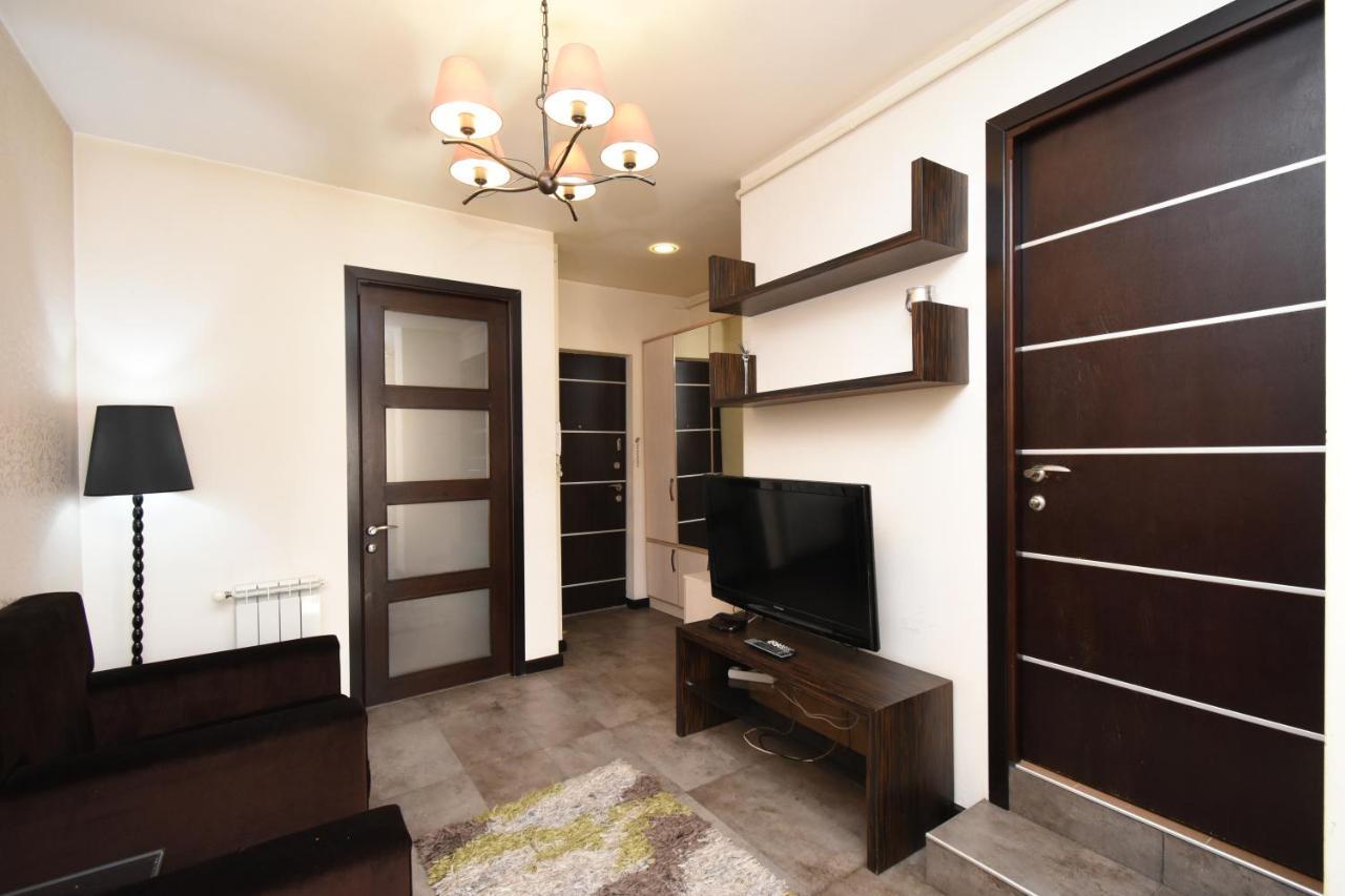 Galaxy Inn Luxury Hostel In Center 耶烈万 外观 照片