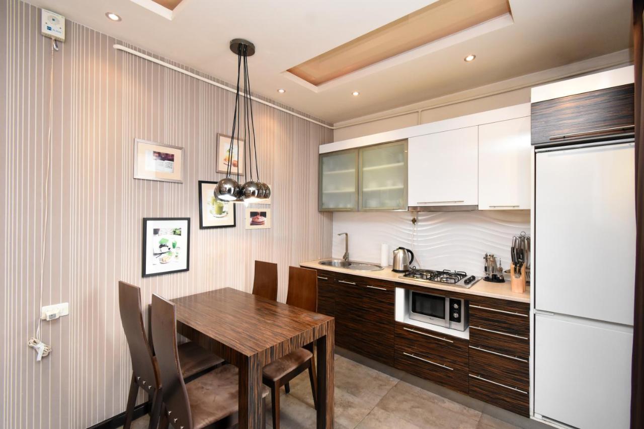 Galaxy Inn Luxury Hostel In Center 耶烈万 外观 照片