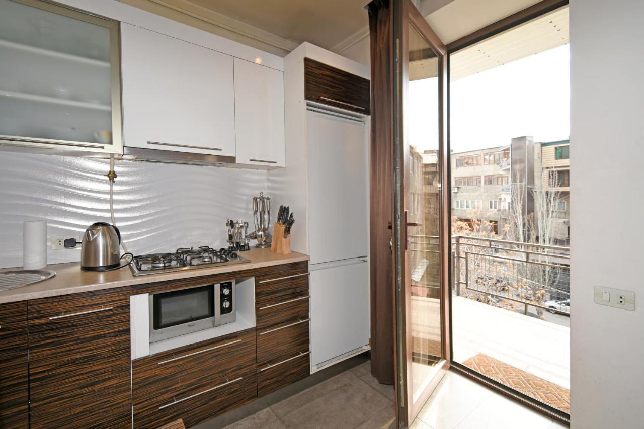 Galaxy Inn Luxury Hostel In Center 耶烈万 外观 照片