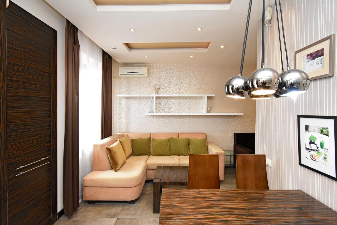 Galaxy Inn Luxury Hostel In Center 耶烈万 外观 照片