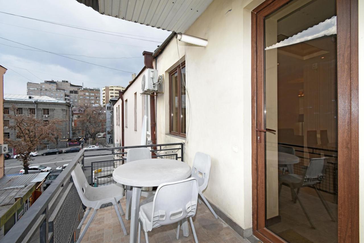 Galaxy Inn Luxury Hostel In Center 耶烈万 外观 照片