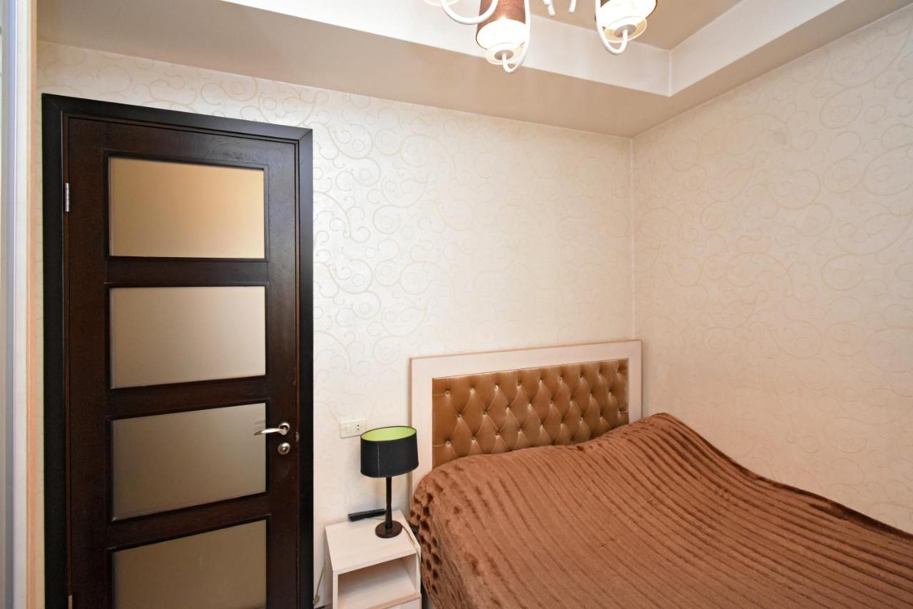 Galaxy Inn Luxury Hostel In Center 耶烈万 外观 照片