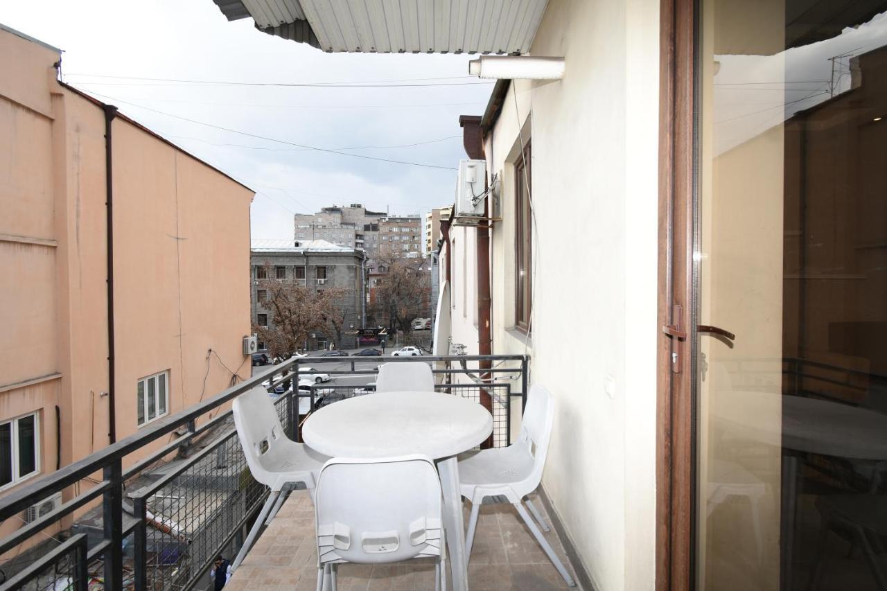 Galaxy Inn Luxury Hostel In Center 耶烈万 外观 照片