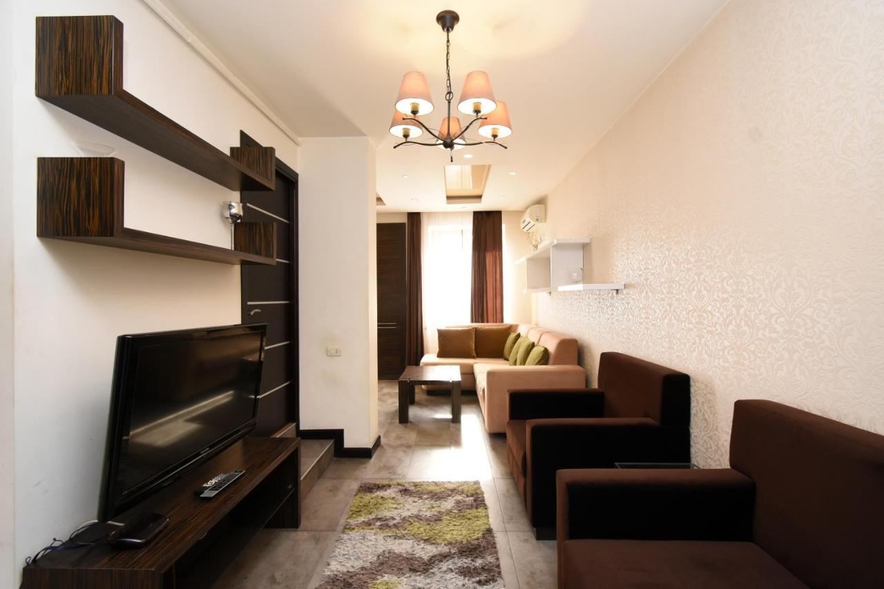 Galaxy Inn Luxury Hostel In Center 耶烈万 外观 照片