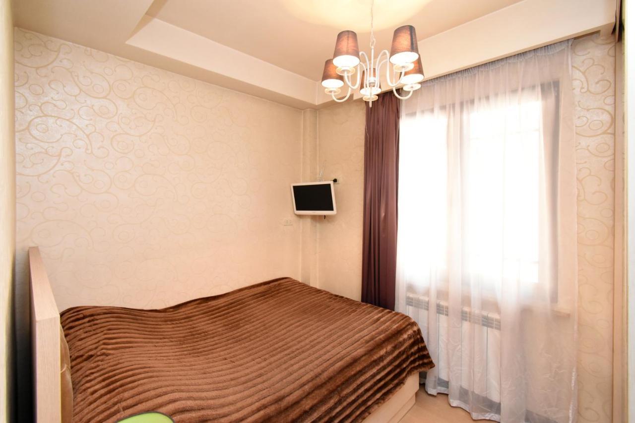 Galaxy Inn Luxury Hostel In Center 耶烈万 外观 照片