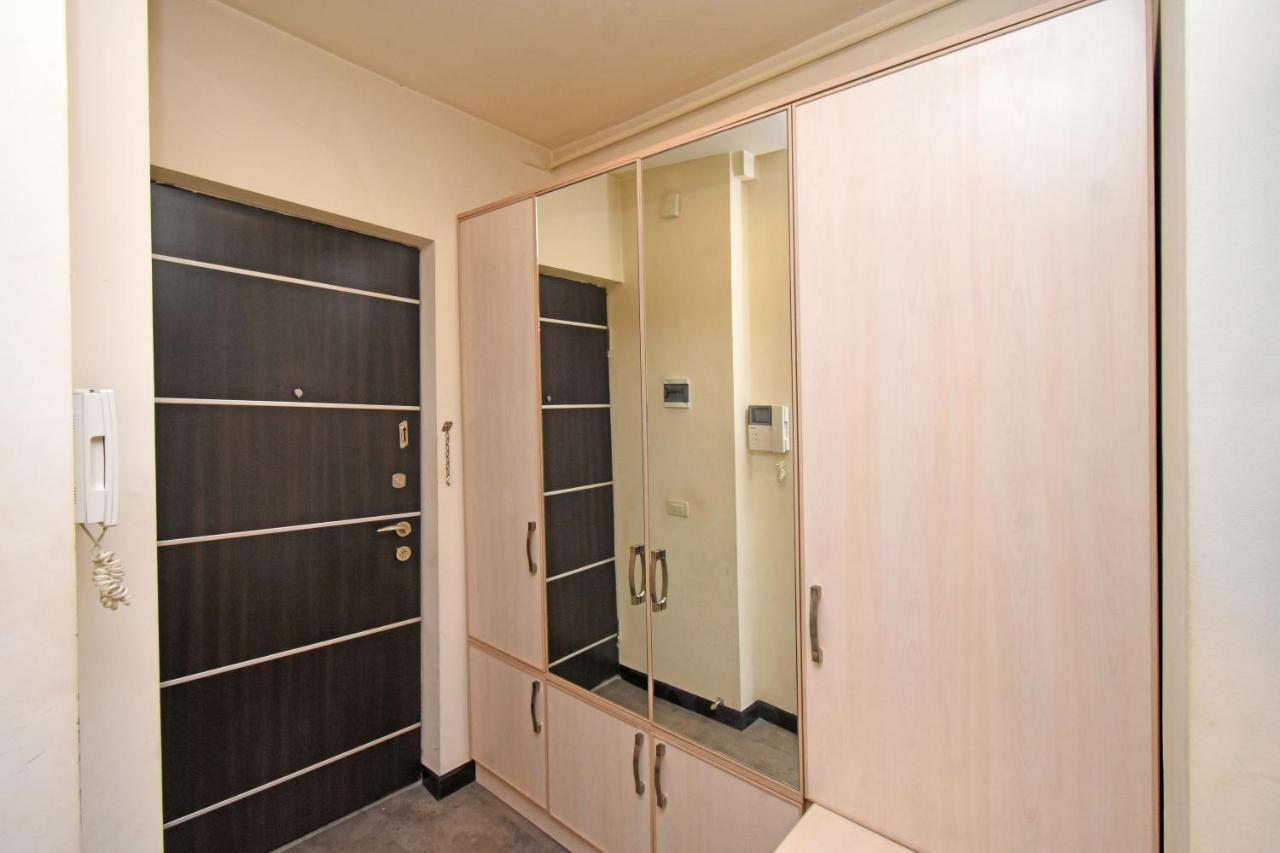 Galaxy Inn Luxury Hostel In Center 耶烈万 外观 照片