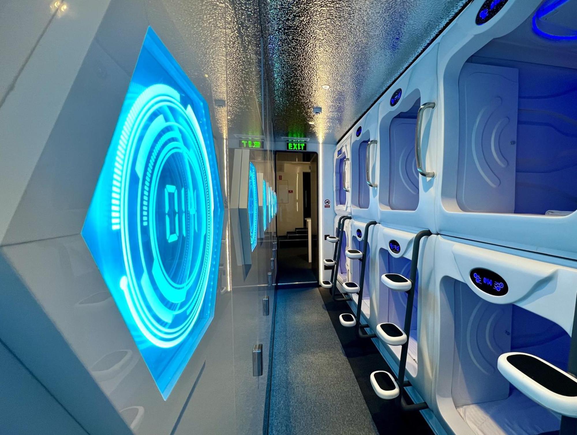 Galaxy Inn Luxury Hostel In Center 耶烈万 外观 照片