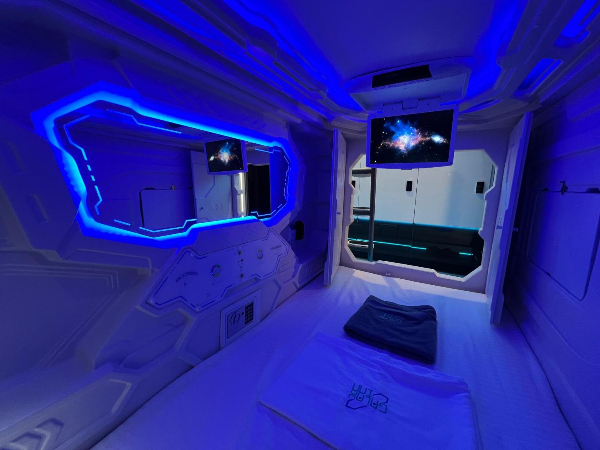 Galaxy Inn Luxury Hostel In Center 耶烈万 外观 照片