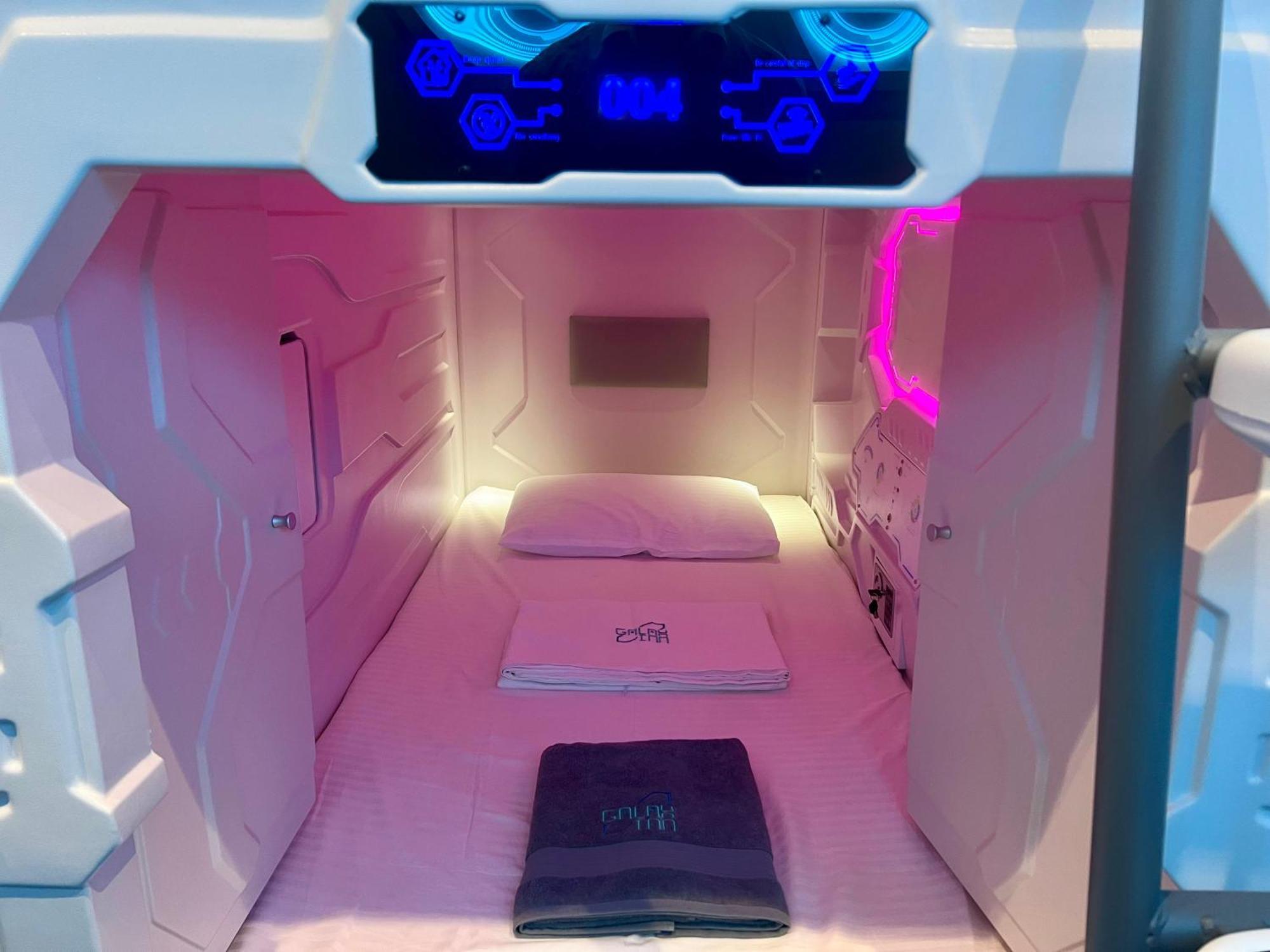 Galaxy Inn Luxury Hostel In Center 耶烈万 外观 照片
