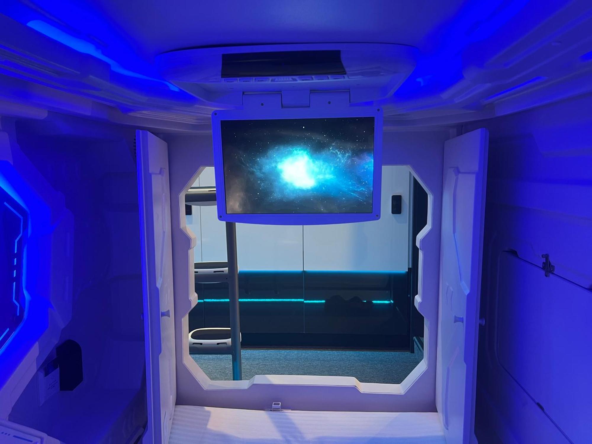 Galaxy Inn Luxury Hostel In Center 耶烈万 外观 照片
