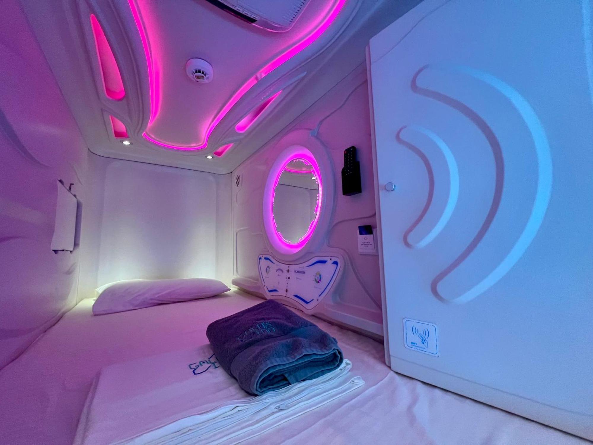 Galaxy Inn Luxury Hostel In Center 耶烈万 外观 照片
