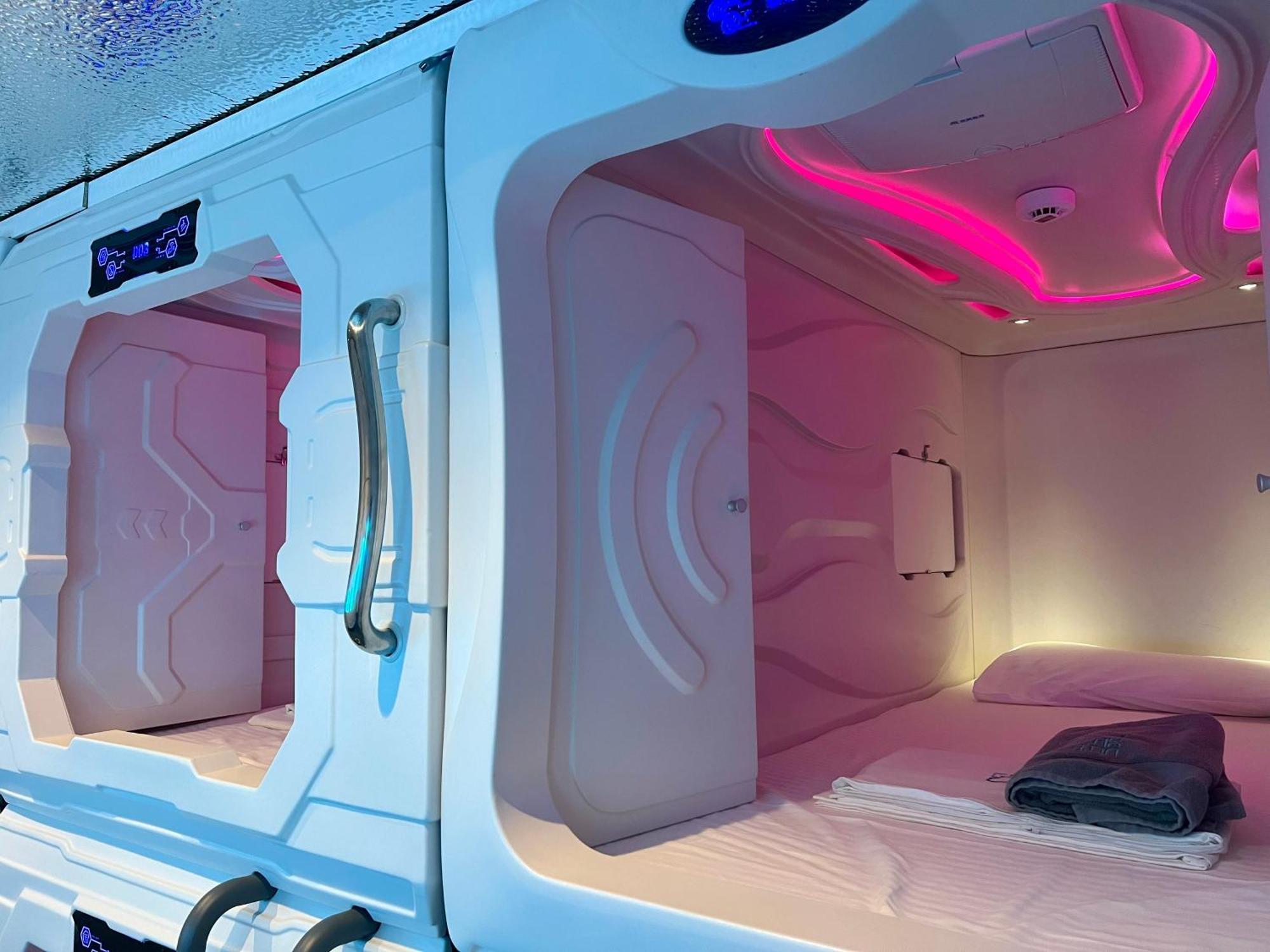 Galaxy Inn Luxury Hostel In Center 耶烈万 外观 照片