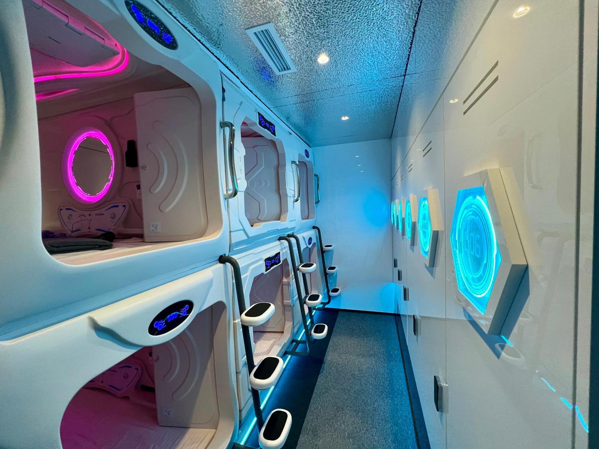 Galaxy Inn Luxury Hostel In Center 耶烈万 外观 照片