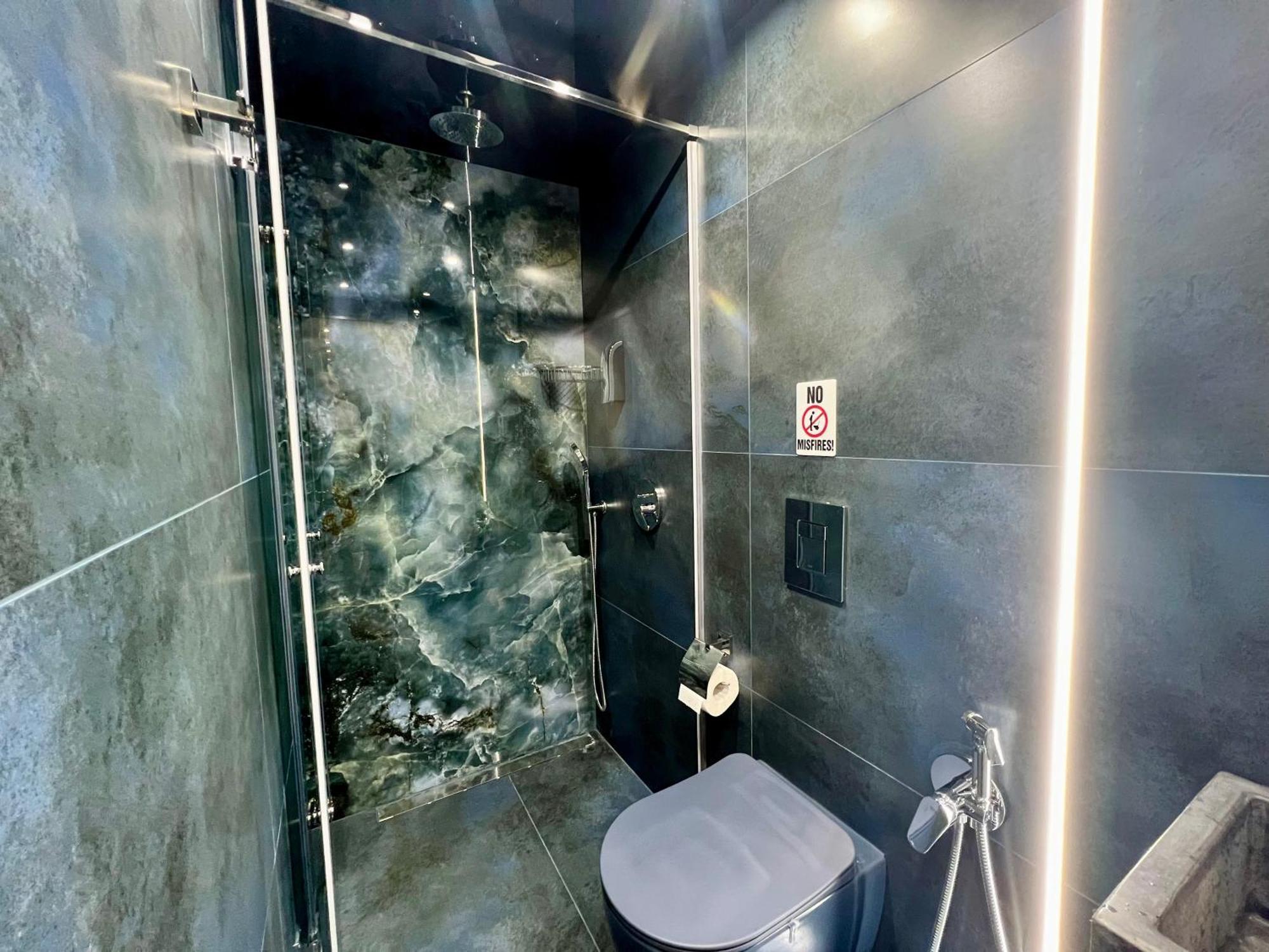 Galaxy Inn Luxury Hostel In Center 耶烈万 外观 照片