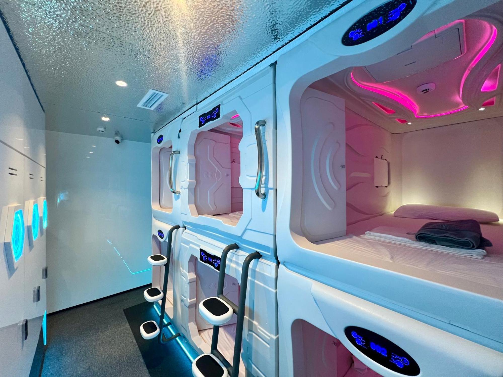 Galaxy Inn Luxury Hostel In Center 耶烈万 外观 照片
