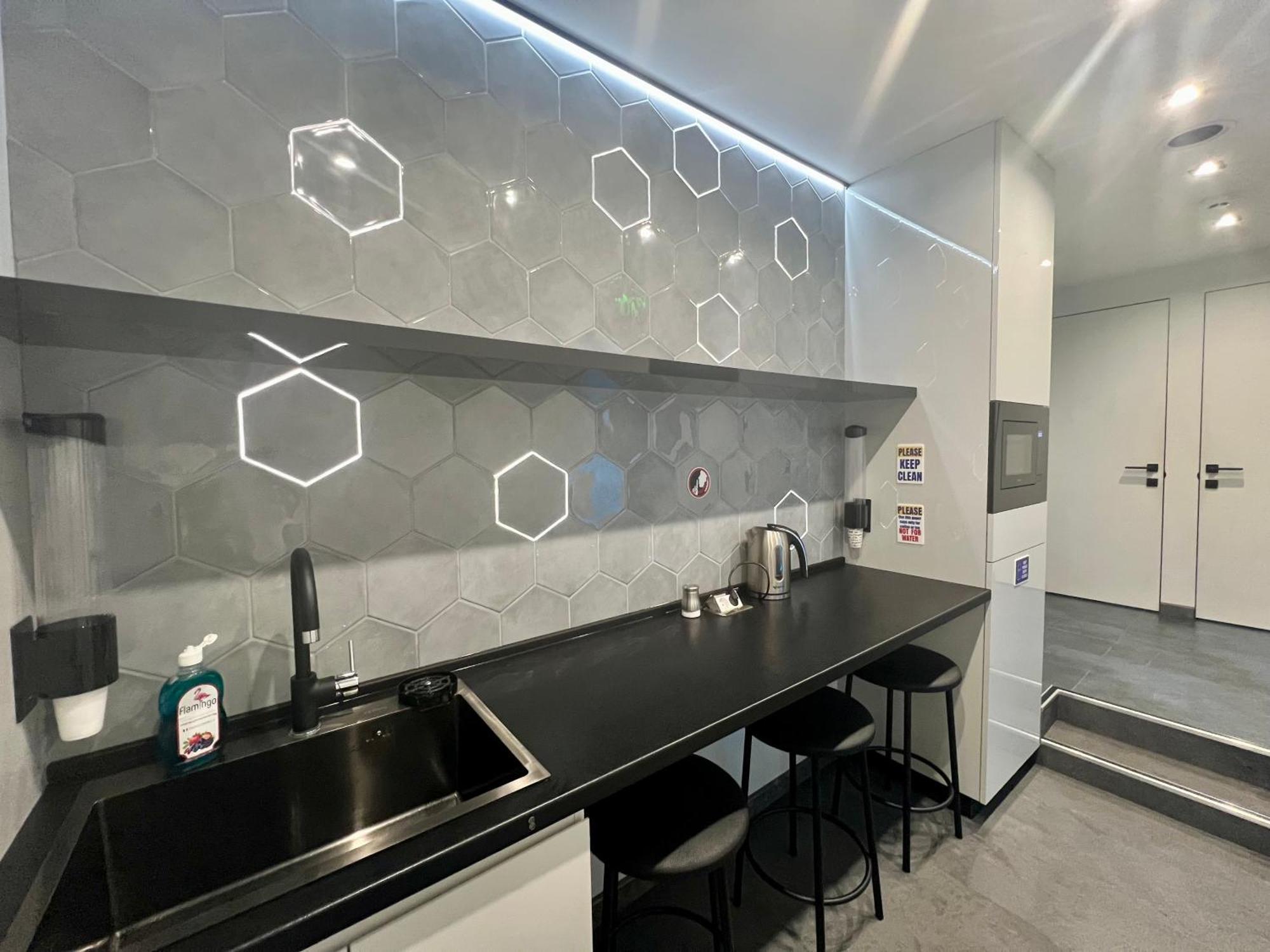 Galaxy Inn Luxury Hostel In Center 耶烈万 外观 照片