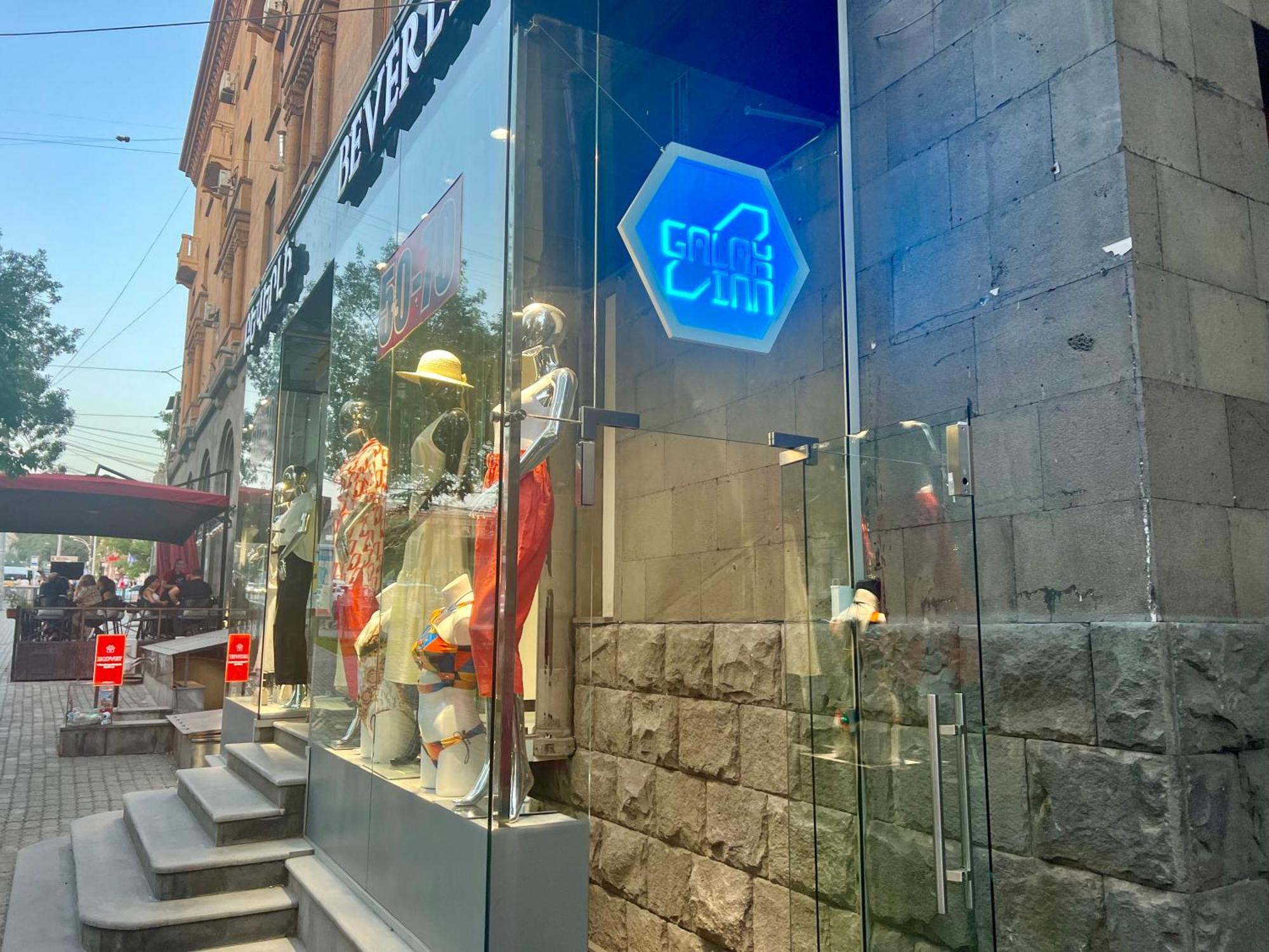 Galaxy Inn Luxury Hostel In Center 耶烈万 外观 照片