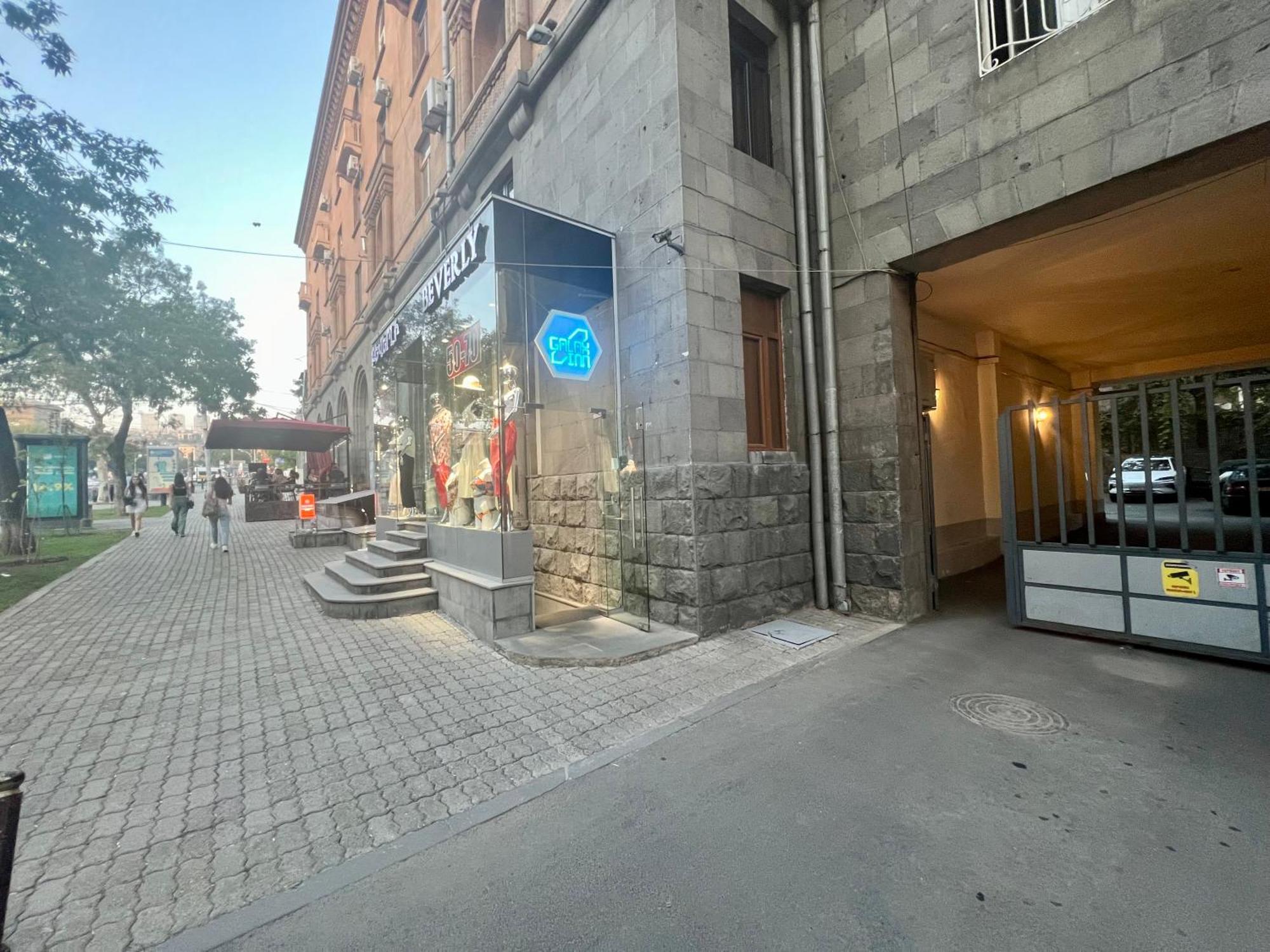 Galaxy Inn Luxury Hostel In Center 耶烈万 外观 照片